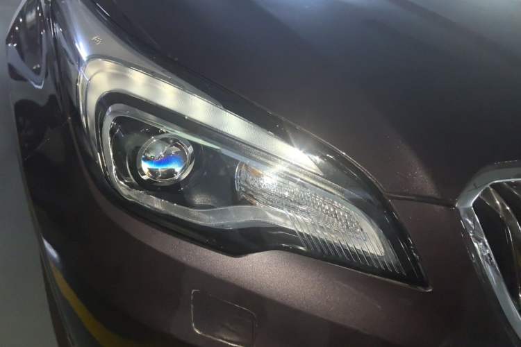 Used Buick Envision 2016 28T Four-Wheel Drive Luxury Model Right Front Headlight