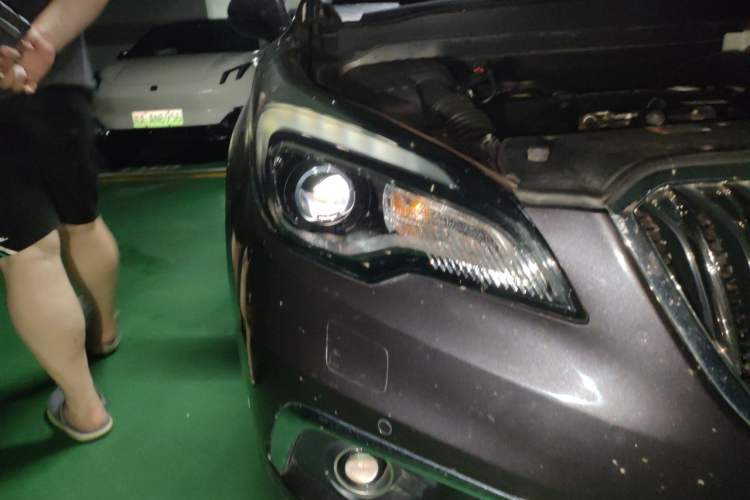 Used Buick Envision 2016 28T Four-Wheel Drive Luxury Model Right Front Headlight