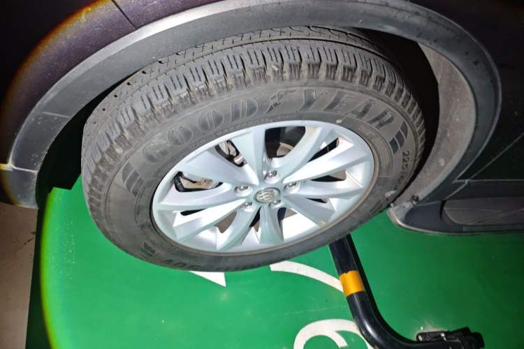 Used Buick Envision 2016 28T Four-Wheel Drive Elite Version Right Front Wheel Hub