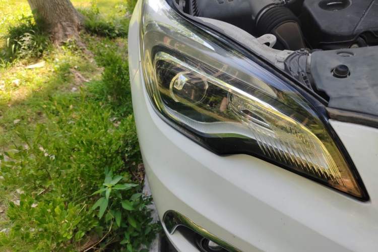 Used Buick Envision 2016 20T Two-Wheel-Drive Elite Model Right Front Headlight