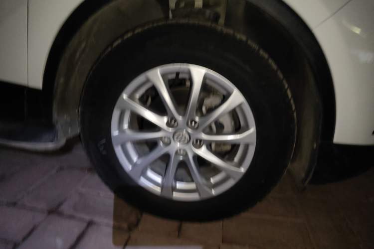 Used Buick Envision 2016 20T Two-Wheel Drive Leading Version Right Front Wheel Hub
