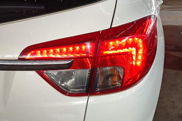Used Buick Envision 2016 20T Two-Wheel-Drive Elite Model Right Rear Taillight