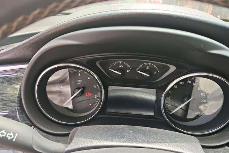 Used Buick Envision 2016 20T Two-Wheel-Drive Elite Model Odometer Close Up