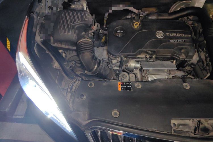 Used Buick Envision 2017 20T Two-Wheel Drive Elite Version Engine Bay Right