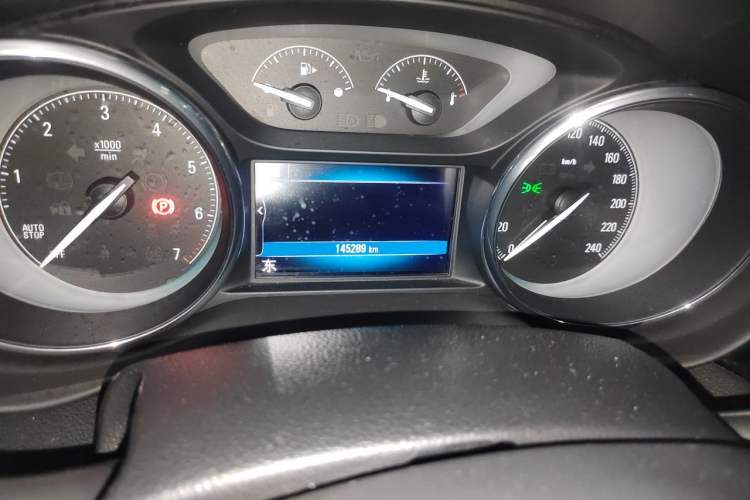 Used Buick Envision 2017 28T Four-Wheel Drive Luxury Model Odometer Close Up