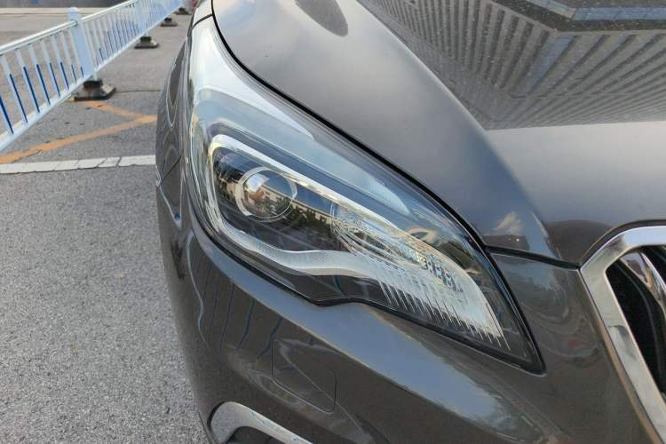 Used Buick Envision 2017 28T Four-Wheel Drive Luxury Model Right Front Headlight