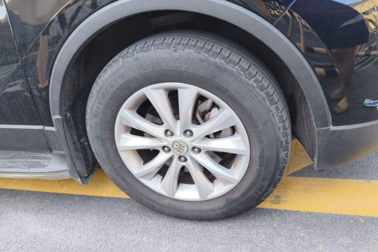 Used Buick Envision 2017 28T Four-Wheel Drive Elite Model Right Front Wheel Hub