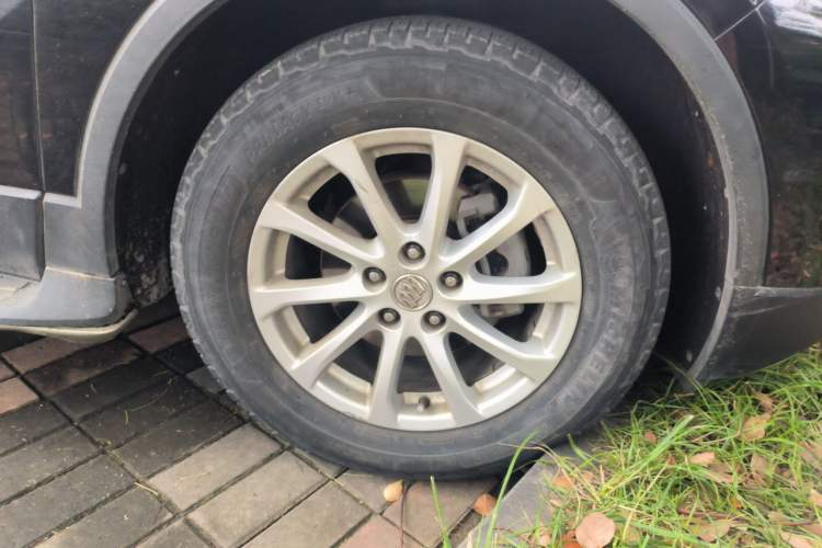 Used Buick Envision 2017 20T Two-Wheel Drive Elite Version Right Front Wheel Hub