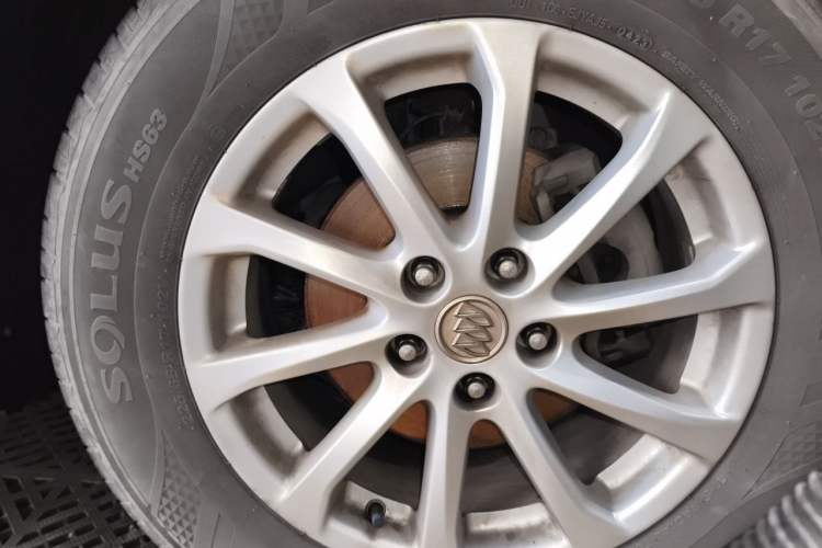Used Buick Envision 2017 20T Two-Wheel Drive Elite Version Right Front Wheel Hub