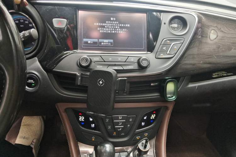 Used Buick Envision 2017 28T Four-Wheel Drive Luxury Model Audio And AC Panel