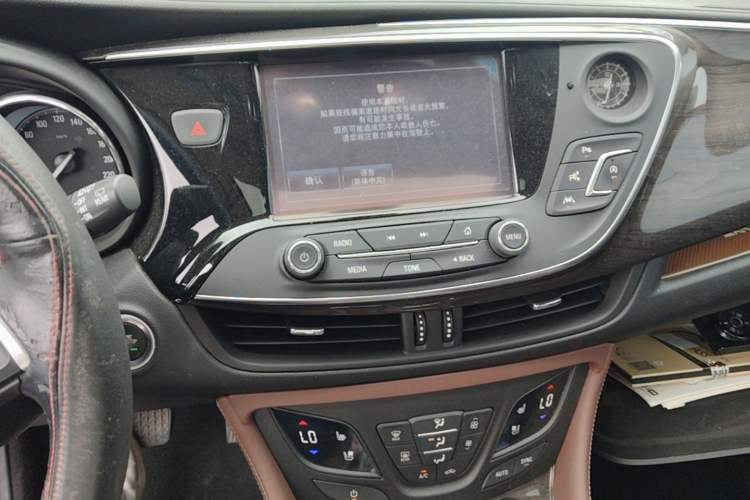 Used Buick Envision 2017 28T Four-Wheel Drive Luxury Model Audio And AC Panel