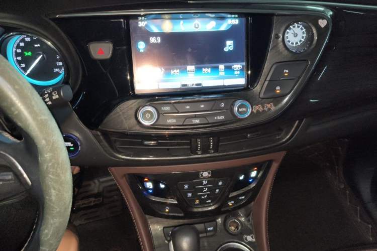 Used Buick Envision 2017 28T Four-Wheel Drive Elite Model Audio And AC Panel