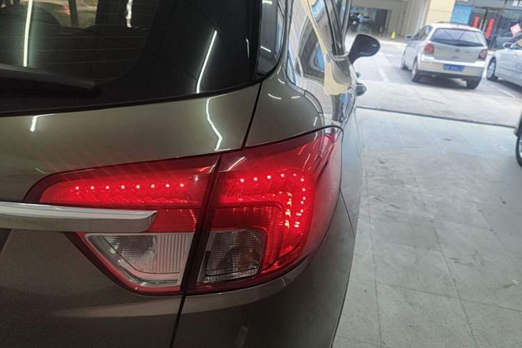 Used Buick Envision 2017 20T Two-Wheel Drive Luxury Model Exterior 3