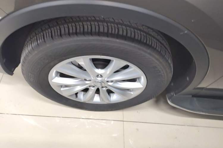 Used Buick Envision 2017 28T Four-Wheel Drive Elite Model Left Front Wheel Hub
