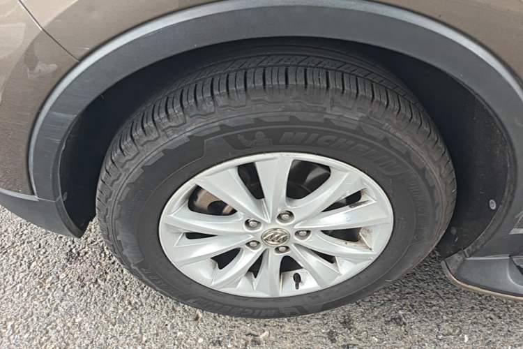 Used Buick Envision 2017 28T Four-Wheel Drive Elite Model Left Front Wheel Hub