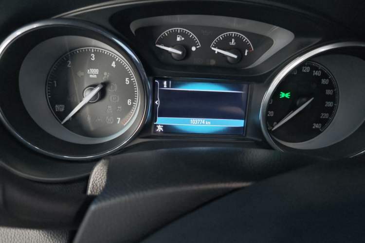 Used Buick Envision 2017 28T Four-Wheel Drive Luxury Model Odometer Close Up