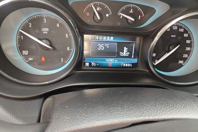 Used Buick Envision 2017 28T Four-Wheel Drive Elite Model Odometer Close Up