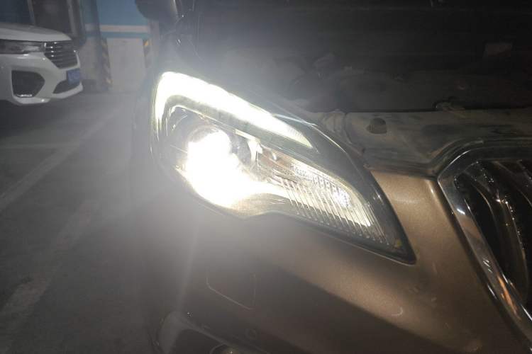 Used Buick Envision 2017 20T Two-Wheel Drive Luxury Model Right Front Headlight