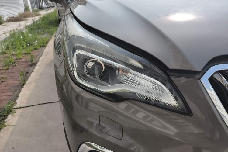 Used Buick Envision 2017 28T Four-Wheel Drive Elite Model Right Front Headlight