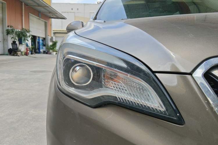 Used Buick Envision 2017 20T Two-Wheel Drive Elite Version Right Front Headlight