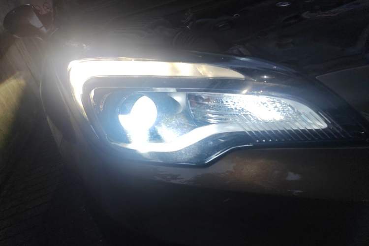 Used Buick Envision 2017 20T Two-Wheel Drive Elite Version Right Front Headlight