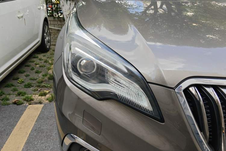 Used Buick Envision 2017 28T Four-Wheel Drive Luxury Model Right Front Headlight