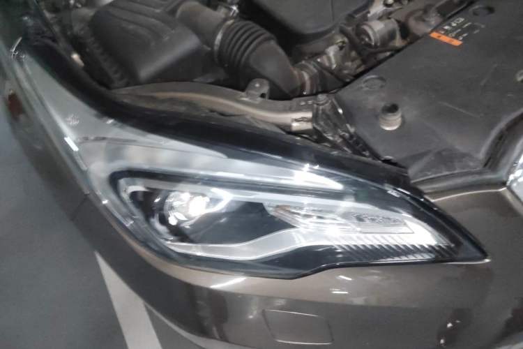 Used Buick Envision 2017 20T Two-Wheel Drive Luxury Model Right Front Headlight