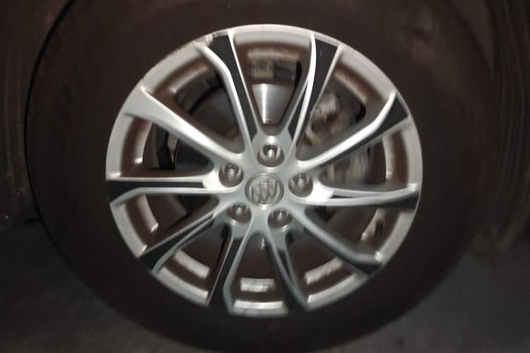 Used Buick Envision 2017 20T Two-Wheel Drive Luxury Model Right Front Wheel Hub