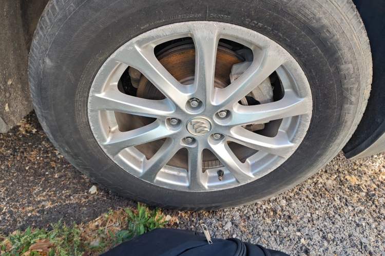 Used Buick Envision 2017 20T Two-Wheel Drive Luxury Model Right Front Wheel Hub