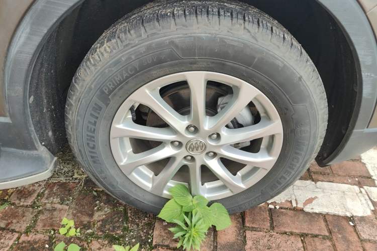 Used Buick Envision 2017 20T Two-Wheel Drive Elite Version Right Front Wheel Hub