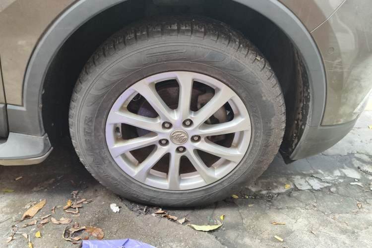 Used Buick Envision 2017 20T Two-Wheel Drive Luxury Model Right Front Wheel Hub