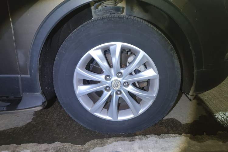 Used Buick Envision 2017 28T Four-Wheel Drive Elite Model Right Front Wheel Hub