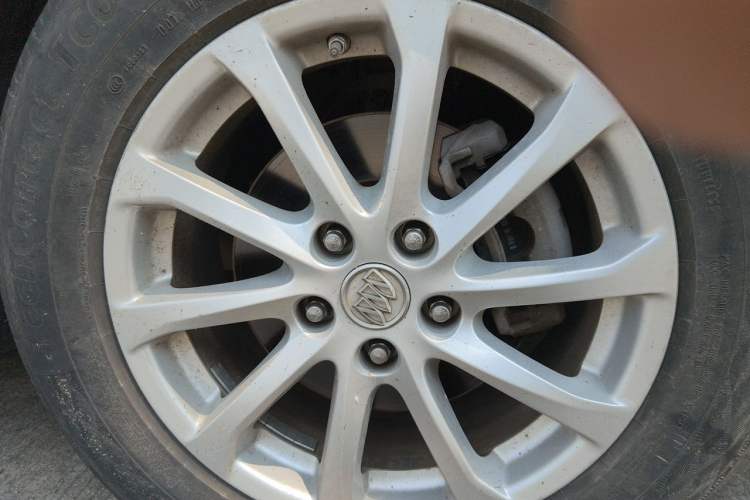 Used Buick Envision 2017 20T Two-Wheel Drive Luxury Model Right Front Wheel Hub
