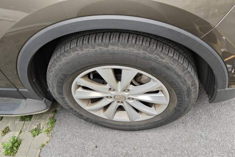 Used Buick Envision 2017 28T Four-Wheel Drive Luxury Model Right Front Wheel Hub