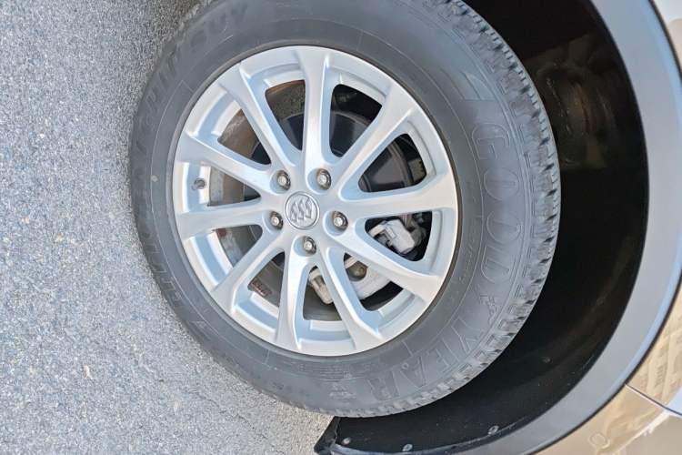 Used Buick Envision 2017 20T Two-Wheel Drive Luxury Model Right Front Wheel Hub
