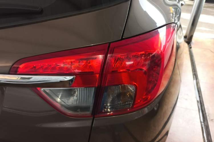 Used Buick Envision 2017 20T Two-Wheel Drive Leading Version Right Rear Taillight