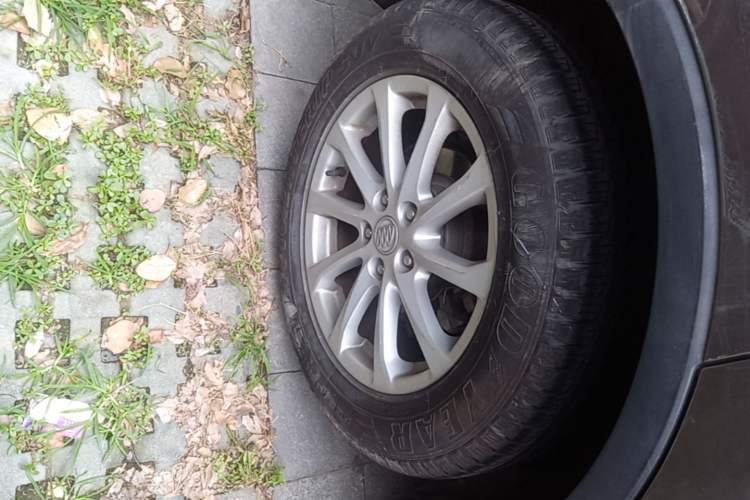 Used Buick Envision 2017 20T Two-Wheel Drive Luxury Model Right Rear Wheel Hub
