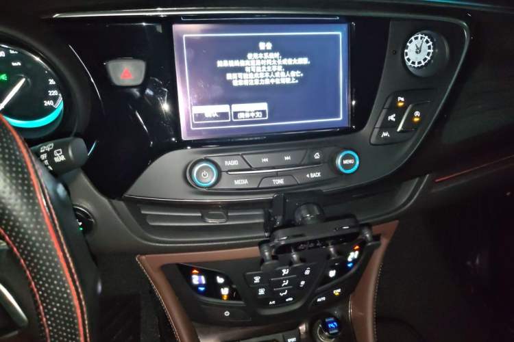 Used Buick Envision 2017 28T Four-Wheel Drive Luxury Model Audio And AC Panel