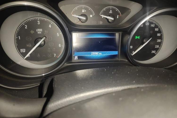 Used Buick Envision 2017 28T Four-Wheel Drive Elite Model Odometer Close Up
