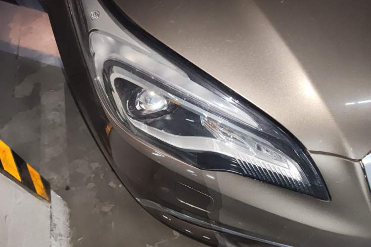 Used Buick Envision 2017 20T Two-Wheel Drive Luxury Model Right Front Headlight