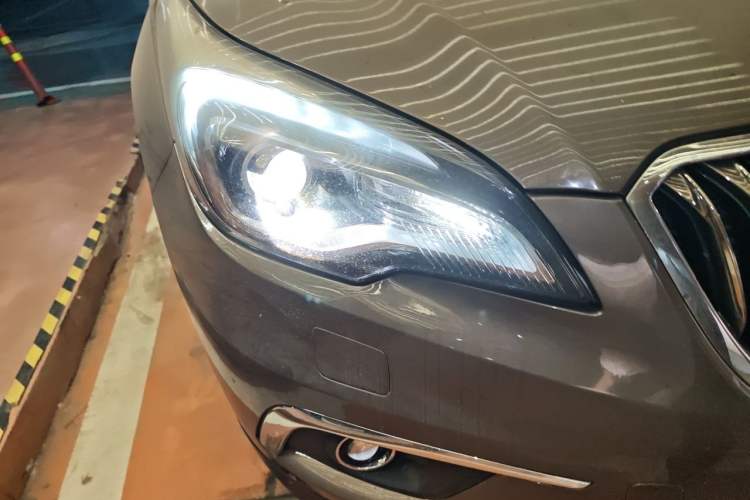 Used Buick Envision 2017 28T Four-Wheel Drive Elite Model Right Front Headlight