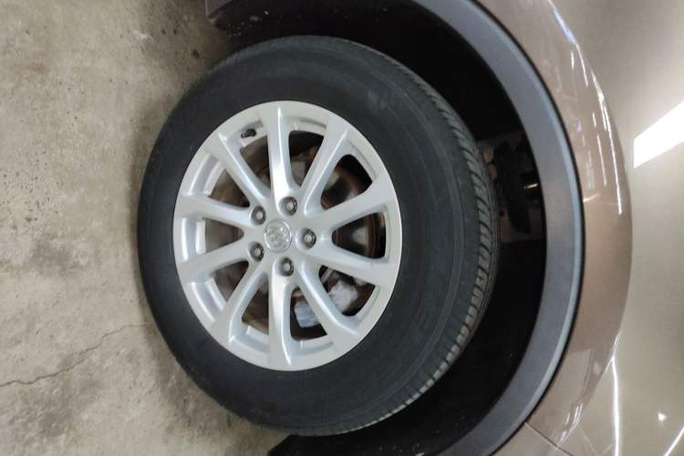 Used Buick Envision 2017 20T Two-Wheel Drive Elite Version Right Front Wheel Hub