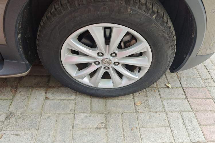 Used Buick Envision 2017 28T Four-Wheel Drive Elite Model Right Front Wheel Hub