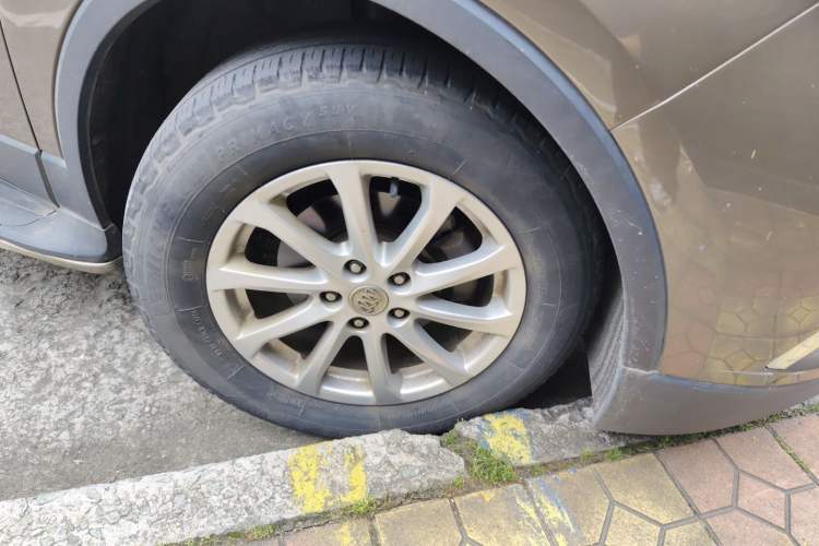 Used Buick Envision 2017 20T Two-Wheel Drive Leading Version Right Front Wheel Hub