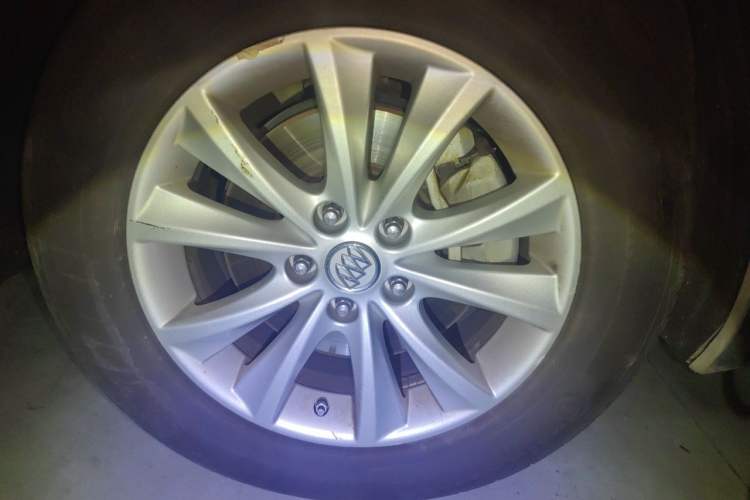 Used Buick Envision 2017 28T Four-Wheel Drive Elite Model Right Front Wheel Hub