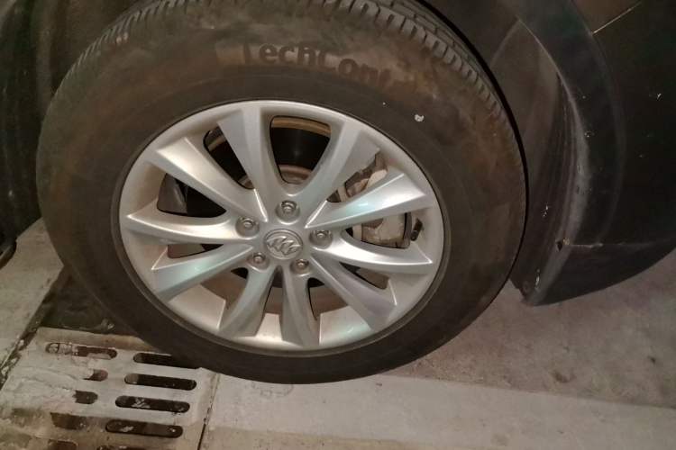 Used Buick Envision 2017 28T Four-Wheel Drive Elite Model Right Front Wheel Hub