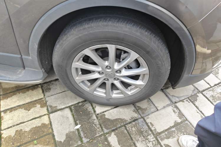 Used Buick Envision 2017 20T Two-Wheel Drive Luxury Model Right Front Wheel Hub