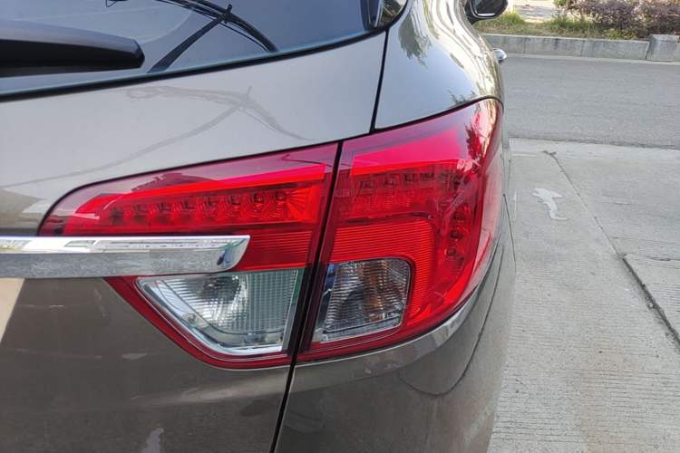 Used Buick Envision 2017 20T Two-Wheel Drive Elite Version Right Rear Taillight