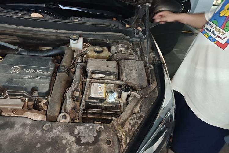 Used Buick Envision 2017 20T Two-Wheel Drive Elite Version Engine Bay Left
