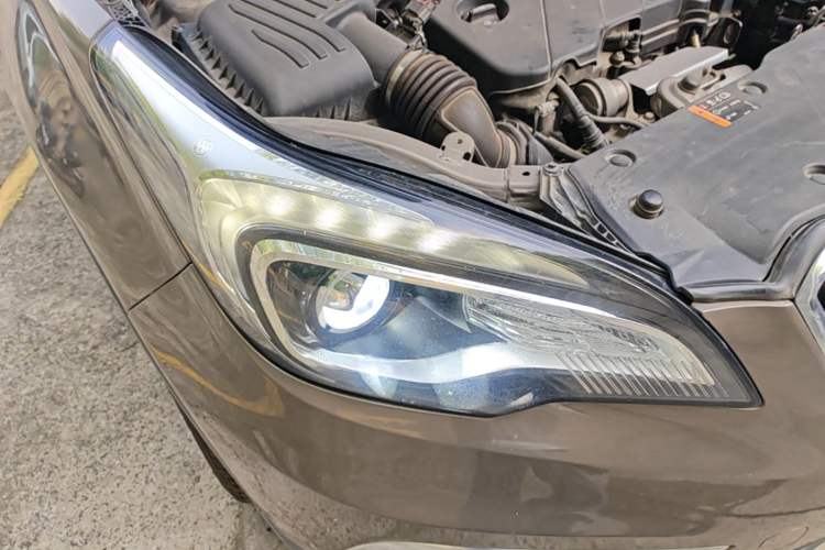 Used Buick Envision 2017 20T Two-Wheel Drive Elite Version Right Front Headlight